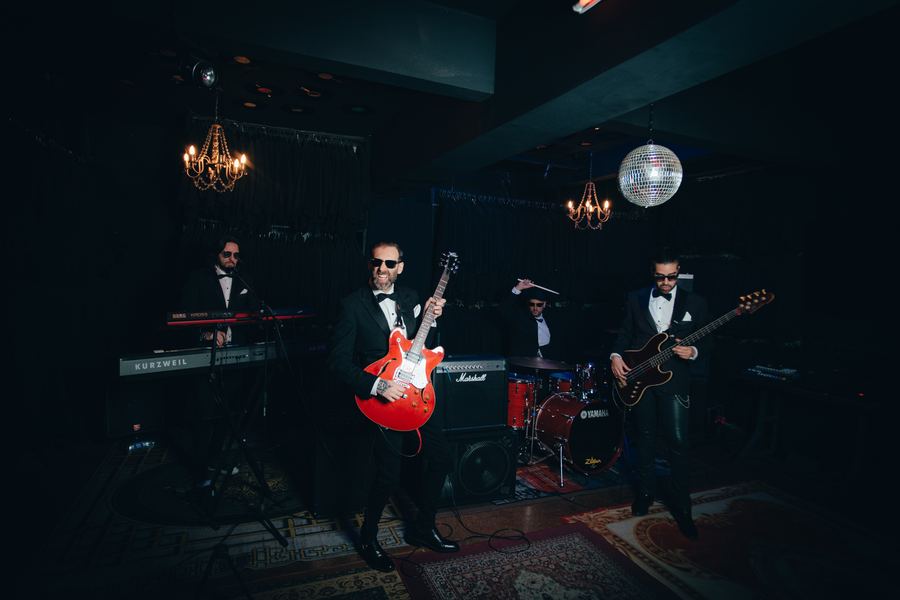 Etiqueta — la banda completa en escena