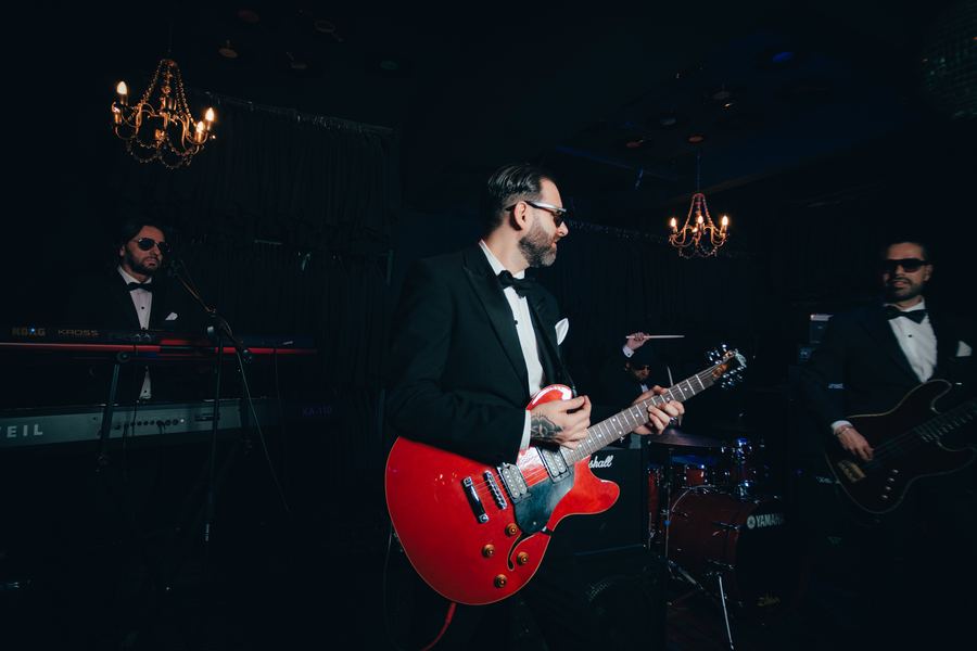 Etiqueta tocando en vivo