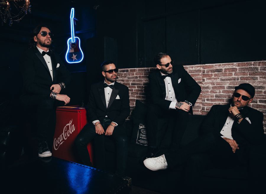 Etiqueta — la banda en la sala
