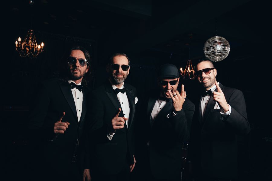 Etiqueta — los cuatro en escena